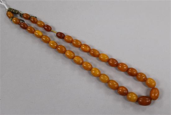 A single strand amber bead necklace, gross weight 21 grams, 38cm.